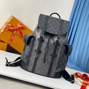 🪘 Louis Vuitton Christopher MM Backpack